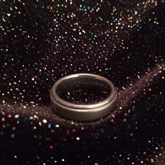 Mens wedding/engagement band - Picture 2 of 3